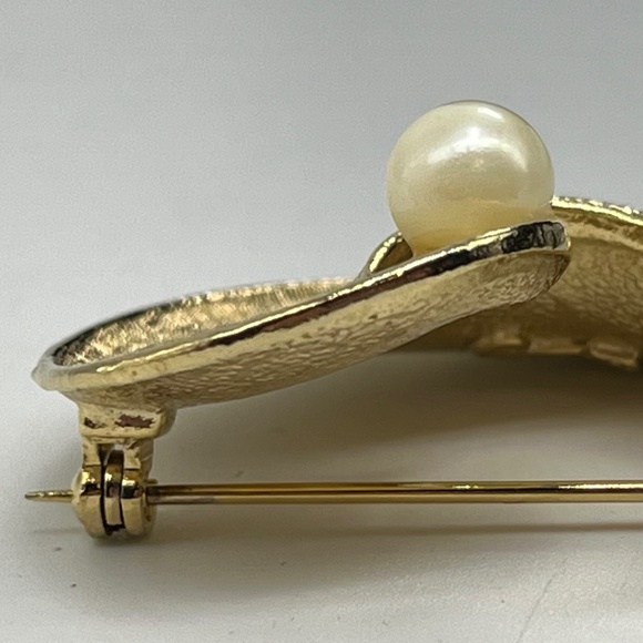 Capri Gold-tone/Pearl Swirl Brooch/Pin - Picture 5 of 5